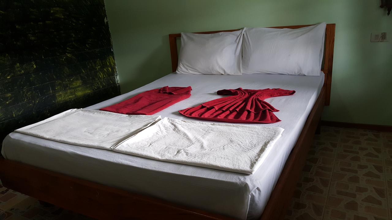 מלון קראבי Golden Hill Bungalows מראה חיצוני תמונה